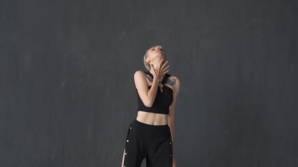 Mooie blonde meid zwaaiende haar benen en dansen als een dame vechter in een studio in slo-mo — Stockvideo