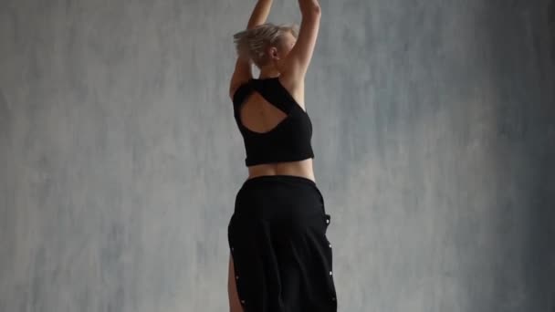 Стройная блондинка кружится и танцует, как вампирша в студии в сло-мо — стоковое видео