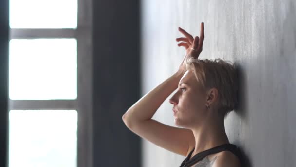 Vacker blond flicka som ligger på golvet efter intensiv Dans i en studio i slo-mo — Stockvideo