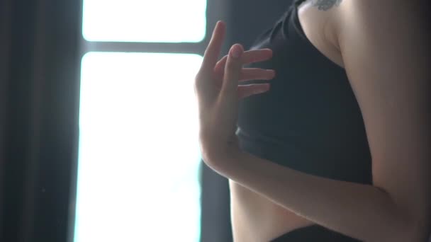 Fin arm av en blond flicka stående på en vägg medan Dans i en studio i slo-mo — Stockvideo