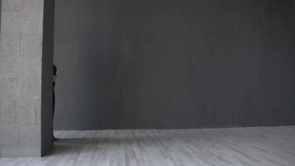 Elegante chica rubia haciendo roundoff mientras baila contemporáneo en estudio en slo-mo — Vídeo de stock