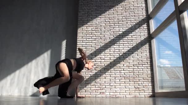 Chica rubia delgada bailando contemporáneo y girando su pierna levantada en el estudio en slo-mo — Vídeos de Stock