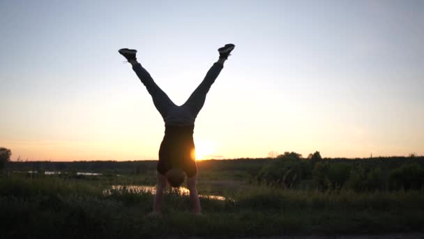 Adam bir straddle bölünmüş ve slo-mo bir timsah asana için bükme ile bir handstand yok — Stok video