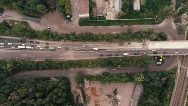 Cadre d'en haut - réparation du pont sur le chemin de fer en 4k . — Video