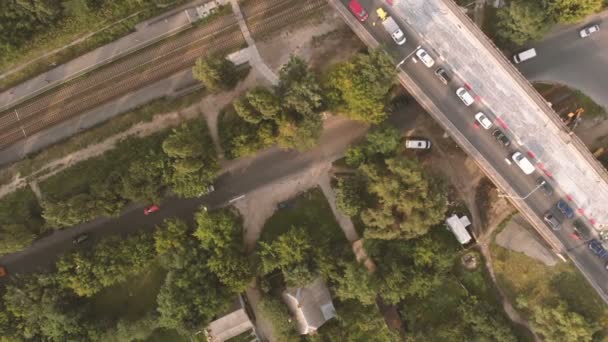 Cadre d'en haut - réparation du pont sur le chemin de fer en 4k . — Video