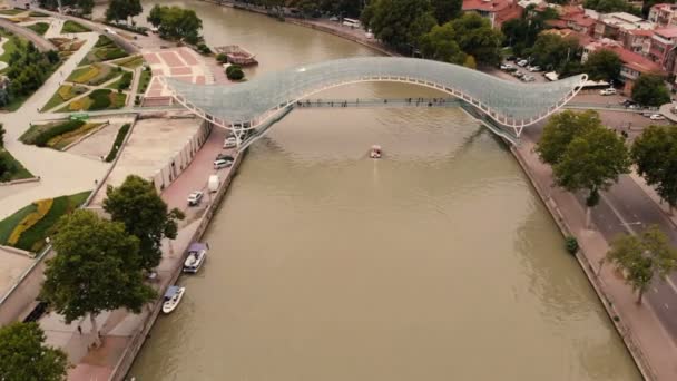 Puente peatonal en la capital de Georgia Tiflis . — Vídeos de Stock