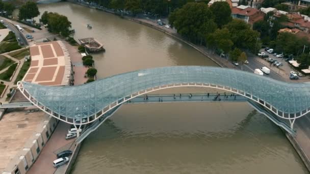 4k - Puente peatonal en la capital de Georgia Tiflis . — Vídeos de Stock