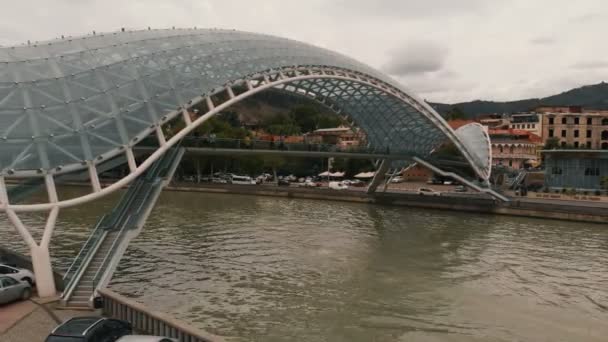 Εκπληκτική Τιφλίδα σε 4K-θέα γέφυρα πεζών από το τηλεκατευθυνόμενο. — Αρχείο Βίντεο