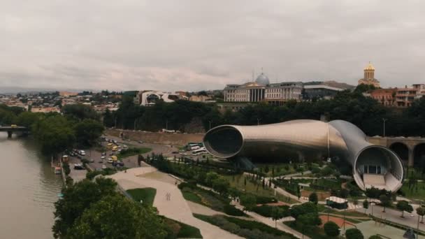 4k - plano aéreo del edificio de la cultura en el Tiflis, Gergia . — Vídeos de Stock