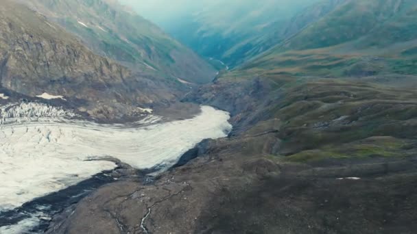 Video från Drone av en glaciär hög i bergen i Kaukasus. — Stockvideo