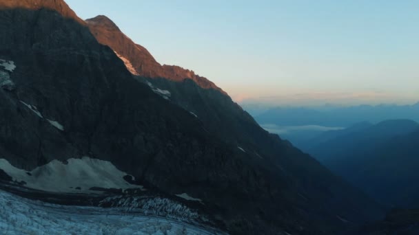 Video från Drone av en glaciär hög i bergen i Kaukasus. — Stockvideo