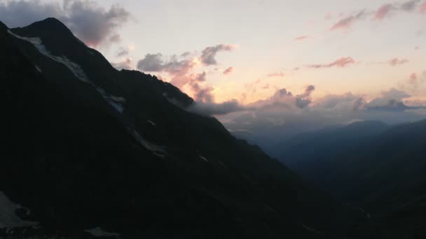 4k - 코카서스의 높은 산에서 일몰 - 무인 항공기에서 보기. — 비디오