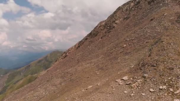 4k antena - topo das montanhas. Drone voa perto da rocha . — Vídeo de Stock