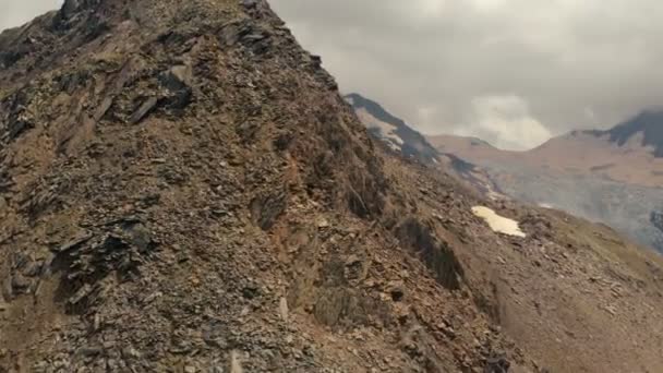 4k - Felsen mit drei Extreamalen, Blick von der Drohne. — Stockvideo