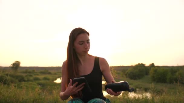 Şık genç kadın bir elinde telefon ve başka bir şarap şişesi ile slo-mo oturan — Stok video