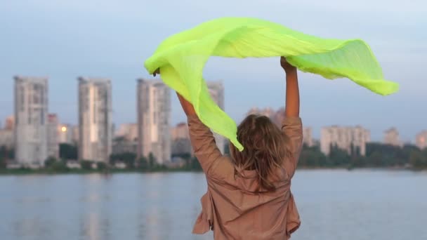Femme gaie sautant et agitant son paréo transparent au grand lac au coucher du soleil à Xo@-@ mo — Video
