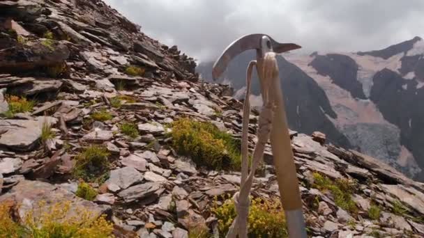Ice ax sticks out in the mountain high on top of the Caucasus. — Stock Video