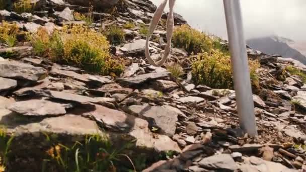 Ijs AX steekt uit in de berg hoog op de top van de Kaukasus. — Stockvideo