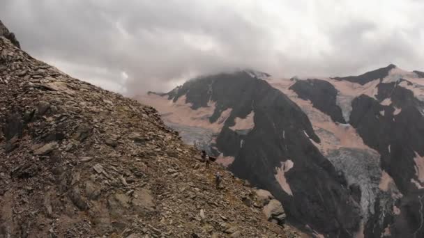 Aérea 4k - tres extremistas trepando sobre la roca del acantilado . — Vídeos de Stock