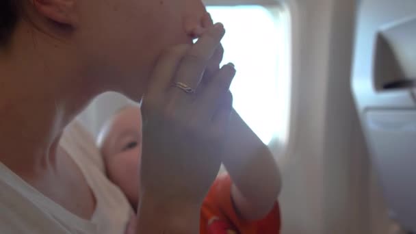 4K-μωρό τροφοδοτεί τα μπισκότα μαμά ενώ κάθονται στο σκάφος — Αρχείο Βίντεο