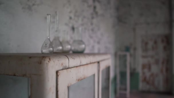 Kirli kimyasal kaplar ve çamurlu tüpler slo-mo odasında bir eski kulübe üzerinde — Stok video