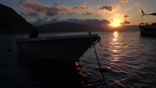 Afgemeerd boot bij zonsondergang in slow motion — Stockvideo