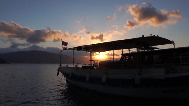 Silhouet van een mooi groot schip in de zee bij zonsondergang in slow motion — Stockvideo