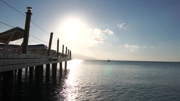 Paisaje marino matutino, pontón con tumbonas vacías junto al mar en cámara lenta — Vídeo de stock