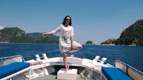 Młoda dziewczyna praktyka jogi na dziobie łodzi w zwolnionym tempie — Wideo stockowe
