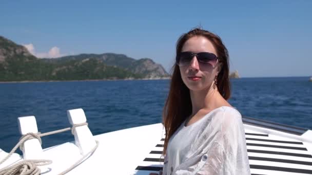 Młoda piękna dziewczyna w okularu jest na łodzi, zwolnionym tempie — Wideo stockowe