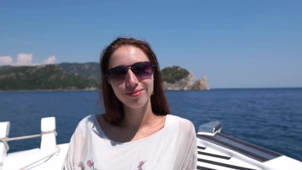 Csinos nő úszó egy hajón múlt gyönyörű dombok egy napsütéses nyári napon — Stock videók