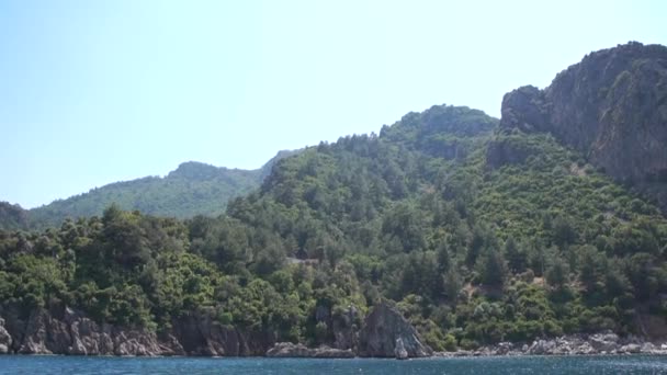 Hermosa isla con colinas de piedra, vista desde el mar en cámara lenta — Vídeo de stock