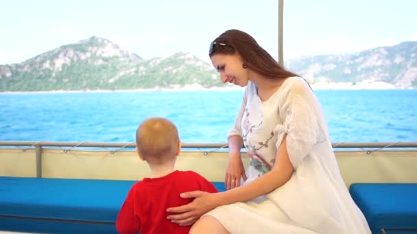 Молода мати зі своїм маленьким сином на човні в повільному русі — стокове відео