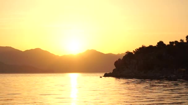 Zee tijdens gouden zonsondergang, Slow Motion — Stockvideo