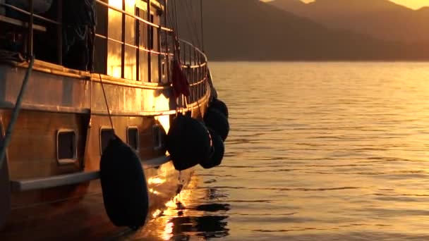 Navio de cruzeiro, iluminado pela luz solar em câmara lenta ao pôr-do-sol dourado — Vídeo de Stock