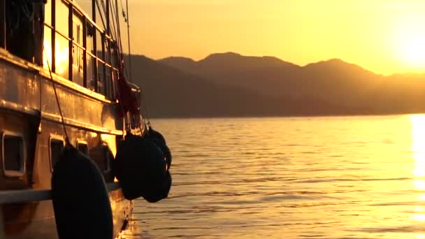 Ongelooflijke uitzicht op het schip close-up tijdens een gouden zonsondergang in slow motion — Stockvideo