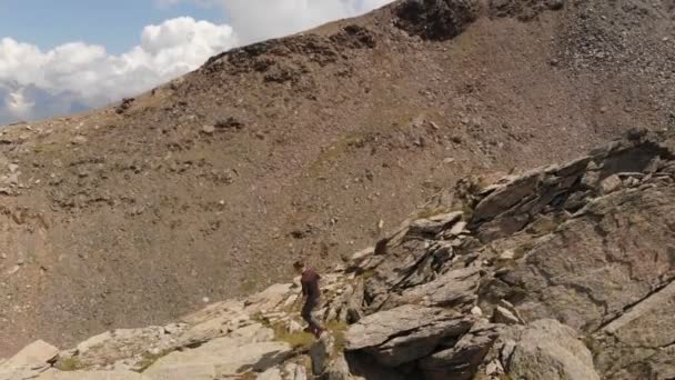 Bláznivý muž skáče a běží na horském kameni, pohled na 4k. — Stock video