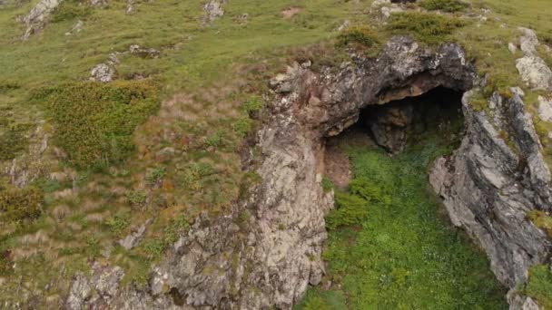 4K widok z lotu ptaka na wejście do jaskini w górach. — Wideo stockowe