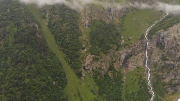 4K вид з повітря-гірська річка в кавказьких горах. — стокове відео