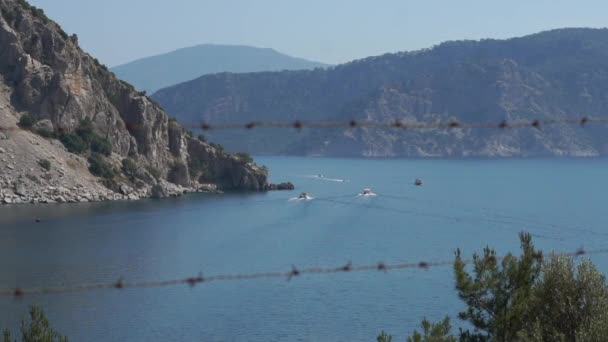 Maravillosa vista del mar y las montañas a través del alambre de púas en cámara lenta — Vídeo de stock