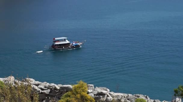 Una barca a vela sul mare tra rocce di pietra al rallentatore — Video Stock