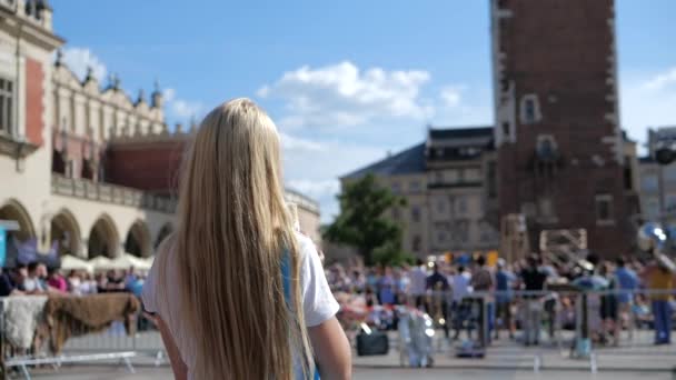 陽気なブロンドの女の子は、スローモで夏にクラクフでアイスクリームを食べに行く — ストック動画