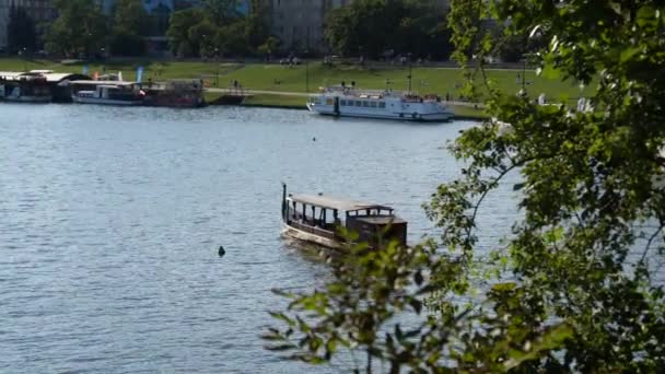 Barco largo para el turista que se mueve en la superficie ondulante de un río brillante — Vídeos de Stock