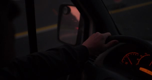 Αρχική θέα ενός νεαρού άντρα που οδηγεί το αυτοκίνητό του μέσα σε αυτό — Αρχείο Βίντεο