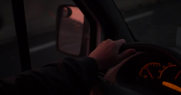 Veduta originale di un giovane che guida la sua auto all'interno — Video Stock