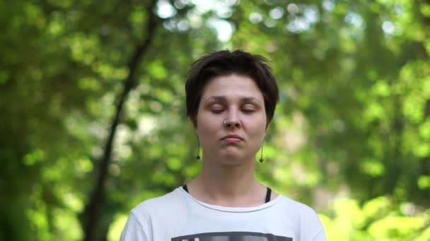 Femme brune confiante debout et agitant la tête négativement dans un bois à Pékin — Video