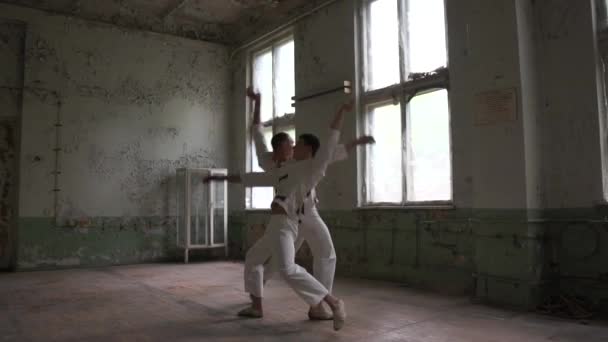 Dwóch nut mężczyzn taniec, skoki i zginanie wstecz oppositely w SLO-mo — Wideo stockowe
