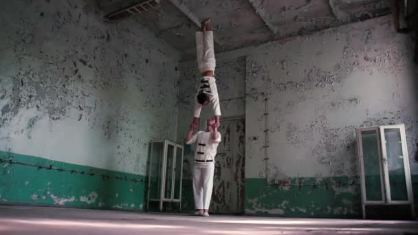 Bir looney adam handstand yapıyor ve ikinci slo-mo elleri onu tutar — Stok video