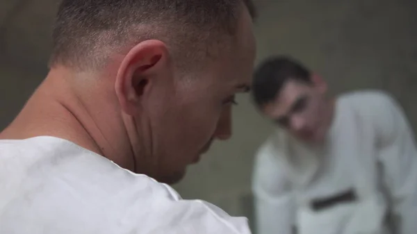 Twee psycho mannen ondersteunen en kijken naar elkaar in het psychiatrisch ziekenhuis — Stockfoto