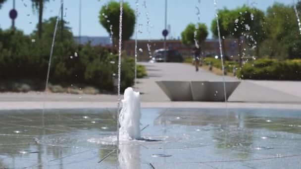 De fontein in het vierkant beats van onder betonnen platen-3 — Stockvideo